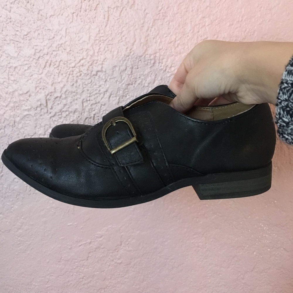 Adorable black shoes with buckle 🖤